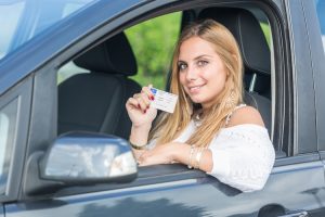 Ασφάλεια Αυτοκινήτου για Νέους Οδηγούς: Όλα Όσα Πρέπει να Ξέρεις Πριν Πιάσεις Τιμόνι