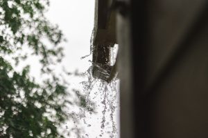 Ζημιά από τον Γείτονα στο Σπίτι: Ποιος Πληρώνει και Τι Καλύπτει η Ασφάλιση Κατοικίας;