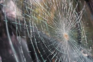 Θραύση Κρυστάλλων: Τι Καλύπτει η Ασφάλεια Αυτοκινήτου;